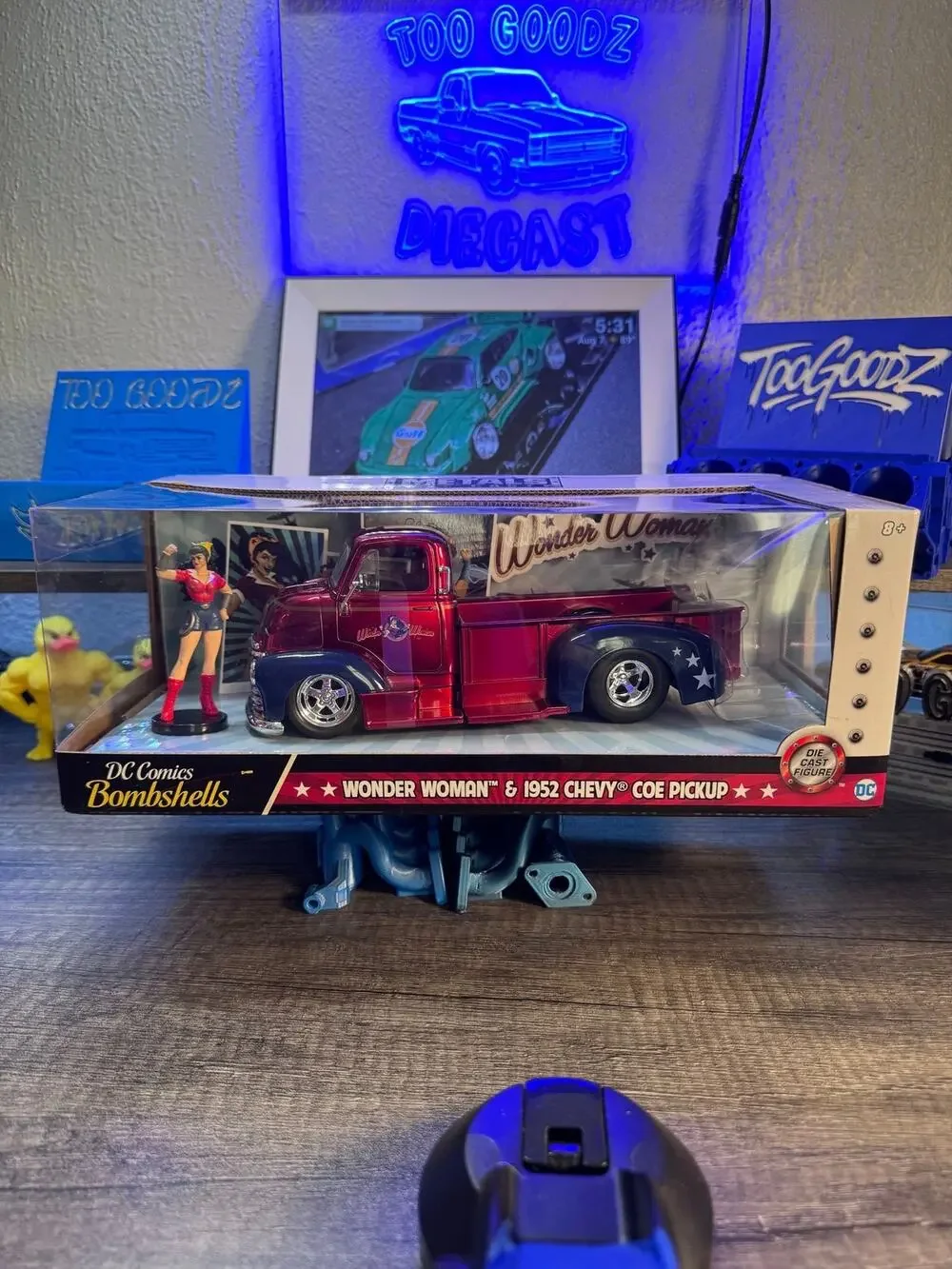 Metals Diecast 1/24 DC Bombshells Wonder Woman 1952 Chevy COE Pickup